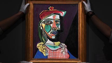 Le tableau de&nbsp;Picasso "Femme au béret et à la robe quadrillée (Marie-Thérèse Walter)" présenté à Sotheby's, à Londres le 28 février 2018. (ANDY RAIN / EPA / MAXPPP)