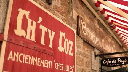 Le 13 Heures Découverte vous emmène dans les plus incroyables bistrots de France. Ils sont tenus par des passionnés qui font aussi vivre leur commune. Le Ch'ty Coz à Bulat dans les Côtes d’Armor est l’un de ces bistrots, une véritable institution qui a redonné vie au village. (France 2)