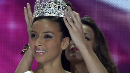 Flora Coquerel, Miss Orl&eacute;anais, est &eacute;lue Miss France, le 7 d&eacute;cembre 2013 &agrave; Dijon (C&ocirc;te d'or). (PHILIPPE DESMAZES / AFP)