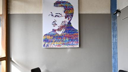 Un portrait de Samuel Paty, le 16 octobre 2023, lors d'une cérémonie d'hommage au collège du Bois d'Aulne, à Conflans-Sainte-Honorine (Yvelines), où enseignait le professeur d'histoire-géographie. (BERTRAND GUAY / AFP)