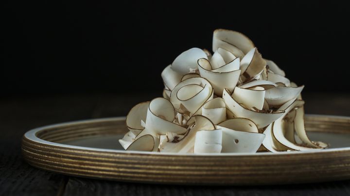 L'envolée de champignons de Paris, l'un des plats signature de Laurent Petit, à Annecy au Clos des Sens. (LE CLOS DES SENS / MATTHIEU CELLARD)