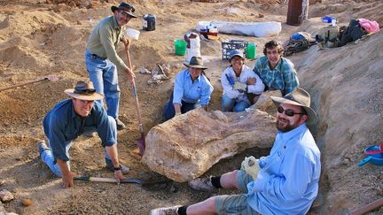 Des chercheurs en train de creuser pour trouver des fossiles de dinosaures à Cooper Creek près de la ville d'Eromanga en Australie, où les fossiles d'Australotitan cooperensis a été découvert en 2007. (ROCHELLE LAWRENCE / THE EROMANGA NATURAL HISTORY MUS)