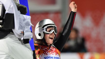 Coline Mattel sur la piste &agrave; Sotchi apr&egrave;s sa m&eacute;daille de bronze au saut &agrave; ski le 11 f&eacute;vrier 2014 (JOHN MACDOUGALL / AFP)