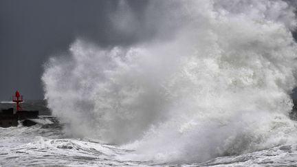 Waves crash onto a dike in Plobannalec-Lesconil, in Finistère, on March 9, 2023. (FRED TANNEAU / AFP)