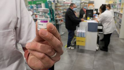 Dose du vaccin AstraZeneca contre le Covid-19 dans une pharmacie, le 15 mars 2021. (FRANTZ BOUTON / MAXPPP)