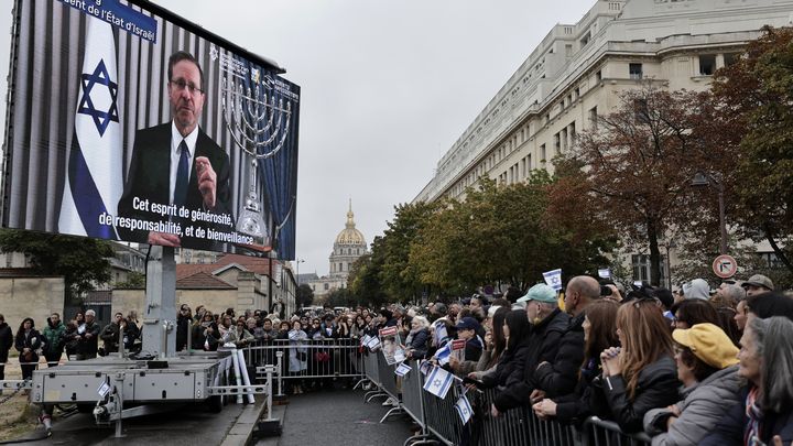 Le président israélien Isaac Herzog s'adresse aux personnes participant à l'hommage aux victimes du 7 octobre, à Paris, le 6 octobre 2024. (STEPHANE DE SAKUTIN / AFP)