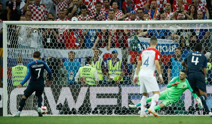 Antoine Griezmann transforme son penalty contre la Croatie et redonne l'avantage à la France, dimanche 15 juillet à Moscou (Russie), en finale de la Coupe du monde. (ODD ANDERSEN / AFP)