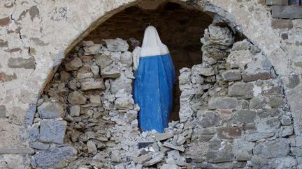 Une statue de la Vierge dans les décombres du séisme d'Amatrice (Italie).&nbsp; (MAX ROSSI / REUTERS)