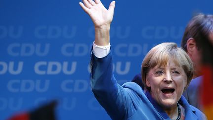 La chanceli&egrave;re Angela Merkel c&eacute;l&egrave;bre sa victoire aux l&eacute;gislatives allemandes, le 22 septembre 2013 &agrave; Berlin.&nbsp; (FABRIZIO BENSCH / REUTERS)