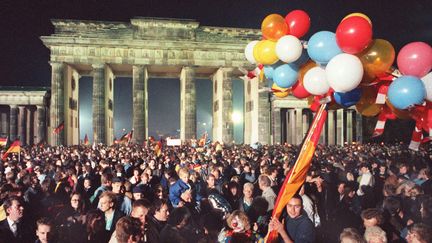 La foule se presse porte de Brandebourg, pour l'anniversaire de la réunification allemande, le 2 octobre 1990. (/MAXPPP / NULL /MAXPPP)