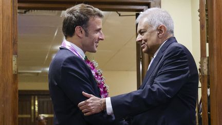 Emmanuel Macron (à gauche), rencontre le président du Sri Lanka, Ranil Wickremesinghe (à droite), lors de sa visite vendredi 28 juillet. (LUDOVIC MARIN / AFP)