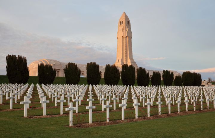 L'ossuaire de Douaumont, qui contient les dépouilles de plus de 130 000 soldats morts lors de la bataille de Verdun, et le cimetière militaire adjacent.&nbsp; (MANUEL COHEN)