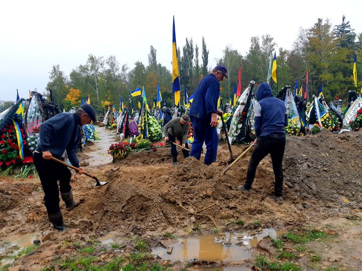 Au cimetière de Berkivtski, en périphérie de Kiev, les enterrements s'enchaînent. (NICOLAS TEILLARD / FRANCEINFO / RADIO FRANCE)