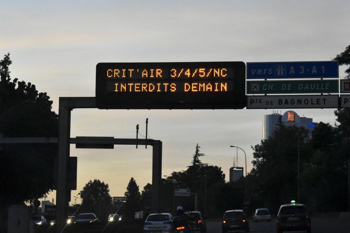 A sign warns motorists of the occurrence of a pollution episode linked to a heat wave, on the ring road in Paris, July 22, 2019.   (MAGALI COHEN / HANS LUCAS / AFP)