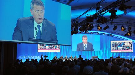 L'assembl&eacute;e g&eacute;n&eacute;rale d'Air France-KLM se tient &agrave; Paris, le 31 mai 2012. Sur l'&eacute;cran,&nbsp;Jean-Cyril Spinetta,&nbsp;pr&eacute;sident d'Air France-KLM. (ERIC PIERMONT / AFP)