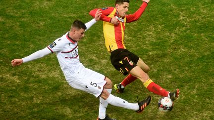 Flavius Daniliuc au duel avec le Lensois Florian Sotoca. (FRANCOIS LO PRESTI / AFP)