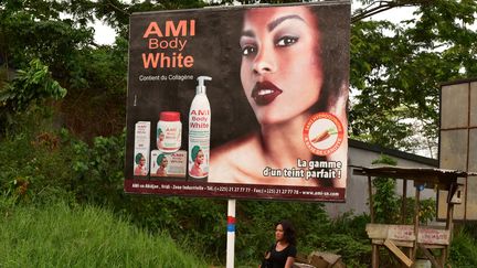 Les publicités pour les produits censés blanchir la peau fleurissent dans les rues d'Abidjan, malgré l'interdiction gouvernementale d'utiliser ces produits depuis 2015. (ISSOUF SANOGO / AFP)