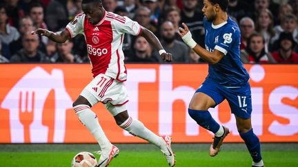 Renan Lodi face à Carlos Borges lors du premier match de poules de Ligue Europa entre l'Olympique de Marseille et l'Ajax Amsterdam, le 21 septembre 2023. (MATTHIEU MIRVILLE / AFP)