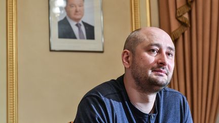 Le journaliste russe Arkadi Babtchenko, lors d'une conférence de presse, le 31 mai 2018 à Kiev (Ukraine). (GENYA SAVILOV / AFP)