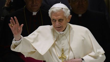 Le pape Beno&icirc;t XVI salue la foule en arrivant &agrave; l'audience hebdomadaire le 13 f&eacute;vrier 2013 au Vatican. (FILIPPO MONTEFORTE / AFP)