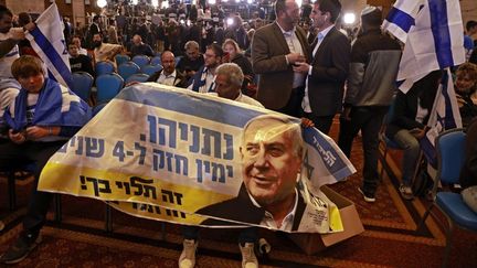 Des partisans du candidat de droite Benyamin Netanyahou à Jérusalem, le 1er novembre 2022. (MENAHEM KAHANA / AFP)