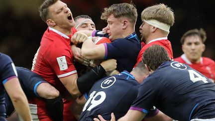 Dan Biggar&nbsp;(à gauche) et&nbsp;Darcy Graham (à droite) s'affrontent lors du match pays de Galles- Ecosse, durant le Tournoi des six nations, le 12 février 2022 à Cardiff. (GEOFF CADDICK / AFP)