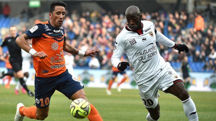 Le d&eacute;fenseur de l'OGC Nice Souleymane Diawara (&agrave; droite) lors d'un match de Ligue 1 &agrave; Montpellier (H&eacute;rault), le 1er mars 2015.&nbsp; (PASCAL GUYOT / AFP)