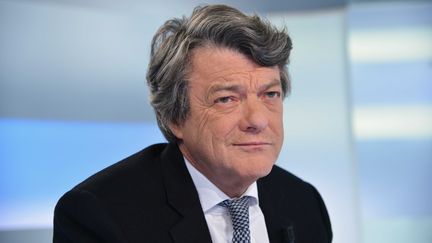 Le pr&eacute;sident de l'UDI, Jean-Louis Borloo, sur le plateau de France 5, le 9 d&eacute;cembre 2012. (IBO / SIPA)