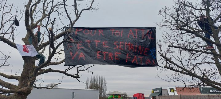 "Pour toi Attal, cette semaine va être fatale", ont écrit des membres des Jeunes Agriculteurs de Dordogne, mobilisés sur l'A6, le 30 janvier 2024. (FABIEN MAGNENOU / FRANCEINFO)