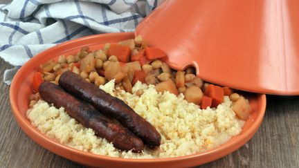 Un couscous servi dans un plat à tajine. Photo d'illustration. (RICHARD VILLALON / MAXPPP)