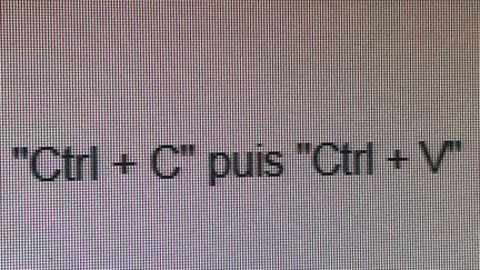 "Ctrl + C" puis "Ctrl + V" écrits sur un écran. (JEAN-CHRISTOPHE BOURDILLAT / RADIO FRANCE)