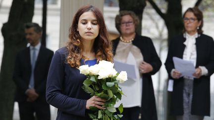 Une jeune femme lors de la cérémonie d'hommage aux victimes du terrorisme à l'Hôtel des Invalides, le 19 septembre 2016 à Paris. (MICHEL EULER / AFP)