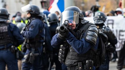 Un membre des forces de l'ordre équipé d'un lanceur de balles de défense lors de la journée de mobilisation des "gilets jaunes" à Paris le 9 décembre 2018. (KARINE PIERRE / HANS LUCAS)