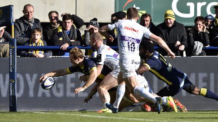 Nick Abendanon a inscrit l'un des sept essais de Clermont face à Exeter. (THIERRY ZOCCOLAN / AFP)