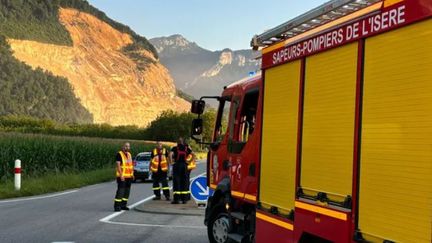 Les secours sécurisent la zone peu après l'effondrement qui s'est produit le 25 juillet sur la commune de La Rivière, près de Rovon, à l'ouest de Grenoble (Isère). (ROMAIN BITOT / RADIO FRANCE)