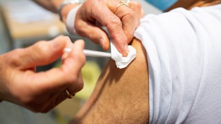 Une femme est vaccinée contre le Covid-19 à Dinan (Côtes-d'Armor) le 30 avril 2021. (MARTIN BERTRAND / HANS LUCAS / AFP)