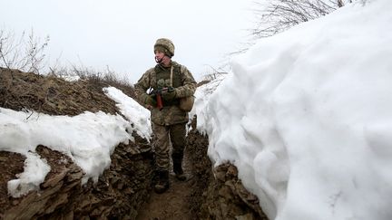 Un militaire des forces ukrainiennes à Donetsk (Ukraine), le 11 janvier 2022. (ANATOLII STEPANOV / AFP)