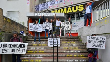 The Mouv Enfants association demonstrates in front of the Emmaüs headquarters in Montreuil (Seine-Saint-Denis), on September 10, 2024. (HENRIQUE CAMPOS / HANS LUCAS / AFP)