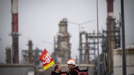 Des syndicalistes et des employés en grève devant le site de la raffinerie TotalEnergies, à Donges (Loire-Atlantique), le 14 octobre 2022. (LOIC VENANCE / AFP)