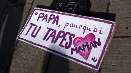 Une pancarte lors d'une manifestation pour dénoncer les violences faites aux femmes. Photo d'illustration. (GUILLAUME BONNEFONT / MAXPPP)