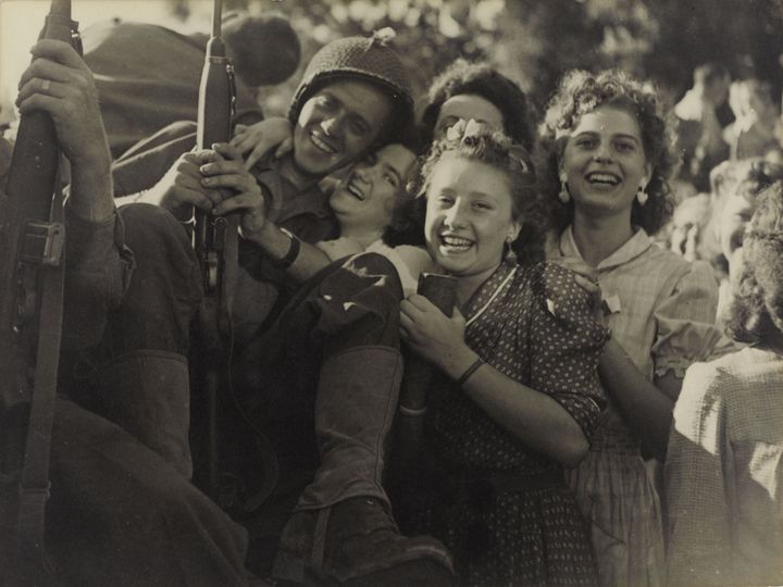 Robert Cohen, Agence Internationale d'Illustration pour la Presse (A.G.I.P.) - 25 août "L'accueil fait aux soldats"
 (Photographie originale : © Rue des Archives/AGIP - Reproduction : © Musée Carnavalet / Parisienne de photographie)