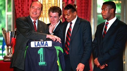 Bernard Lama et Luis Fernandez avec Jacques Chirac à l'Elysée après la victoire en Coupe des Coupes  (? CHARLES PLATIAU / REUTERS / X00217)