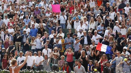 La Française Kristina Mladenovic, à gauche, salue le public après avoir battu l'Espagnole Garbine Muguruza lors de leur match du quatrième tour de Roland Garros, le 4 juin 2017.  (PETR DAVID JOSEK/AP/SIPA / AP)
