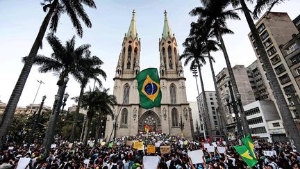 Face &agrave; la contestation, la pr&eacute;sidente du Br&eacute;sil,&nbsp;Dilma Rousseff, s'est dite "&agrave; l'&eacute;coute des manifestants". "Nous transformons le Br&eacute;sil, nous augmentons la richesse, l'acc&egrave;s &agrave; l'emploi et &agrave; l'&eacute;ducation", assure-t-elle. (MIGUEL SCHINCARIOL / AFP)