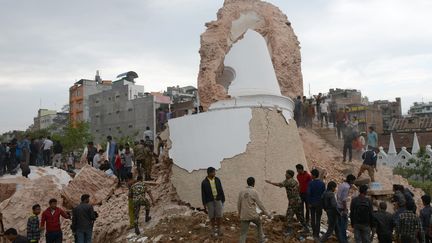 Le tremblement de terre a provoqu&eacute; l'effondrement de la tour historique de Dharhara, dans le centre de Katmandou. Une dizaine de corps ont &eacute;t&eacute; extraits des ruines de la tour.&nbsp; (PRAKASH MATHEMA / AFP)