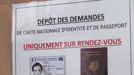 Les délais d'attente pour l'obtention des passeports et des cartes d'identité n'en finissent plus de s'allonger. Les demandeurs doivent parfois patienter plusieurs mois pour obtenir un rendez-vous nécessaire à la fabrication des documents. (FRANCE 2)