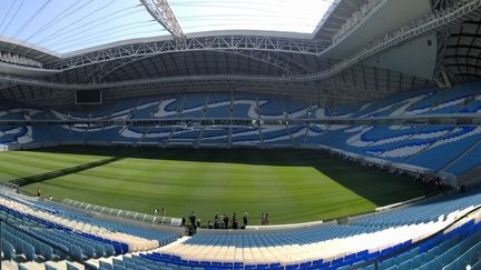 L'un des stades climatisés construits pour le Mondial de football au Qatar. (EMMA SARANGO / RADIOFRANCE)