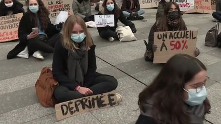 Les jeunes clament leurs difficultés à joindre les deux bouts. Avec la crise sanitaire, les revenus des 20-25 ans ont baissé. (CAPTURE ECRAN FRANCE 2)