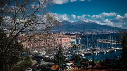 Une vue du Vésuve depuis Naples, le 14 février 2021. Photo d'illustration. (CESARE ABBATE / ANSA / AFP)