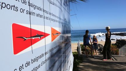 Le 7 ao&ucirc;t, devant une plage &agrave; Saint-Paul, un panneau indique qu'il est interdit de se baigner et de pratiquer des activit&eacute;s nautiques apr&egrave;s qu'un surfer a &eacute;t&eacute; s&eacute;rieusement bless&eacute; &agrave; Saint-Leu. (RICHARD BOUHET / AFP)